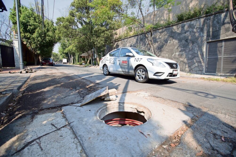 En las últimas semanas se pueden observar coladeras abiertas sin señalamientos de advertencia. / FOTOS:GERMÁN ESPINOSA. EL UNIVERSAL