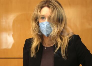 Ingresa a prisión Elizabeth Holmes, fundadora de Theranos; pasará 11 años encerrada por fraude