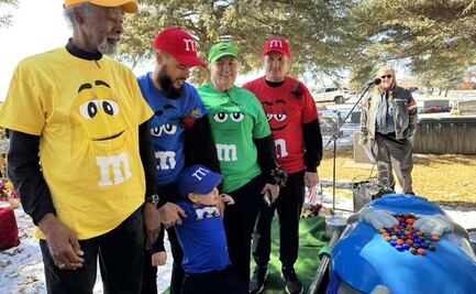 Entierran a abuelita con ataúd de M&M's: "tenías razón a todos nos encantó tu ataúd"