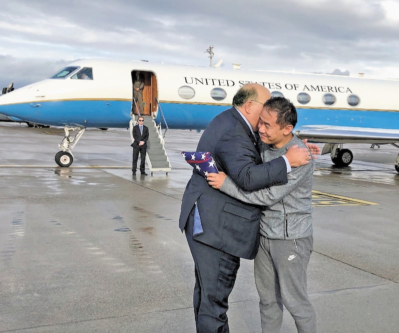 Edward McMullen, embajador de Estados Unidos en Suiza, abraza a Xiyue Wang, en Zurich. Wang es un investigador de origen chino, quien cumplía una condena de 10 años de cárcel en Irán por espionaje. Foto: REUTERS