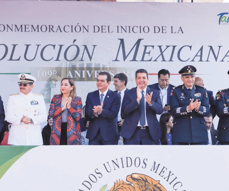 El gobernador Francisco García Cabeza de Vaca presidió ayer en Nuevo Laredo el desfile con motivo del 109 aniversario del inicio de la Revolución. ESPECIAL