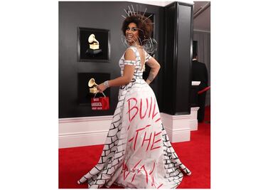 Glamour y controversia desfilan en alfombra roja del Grammy