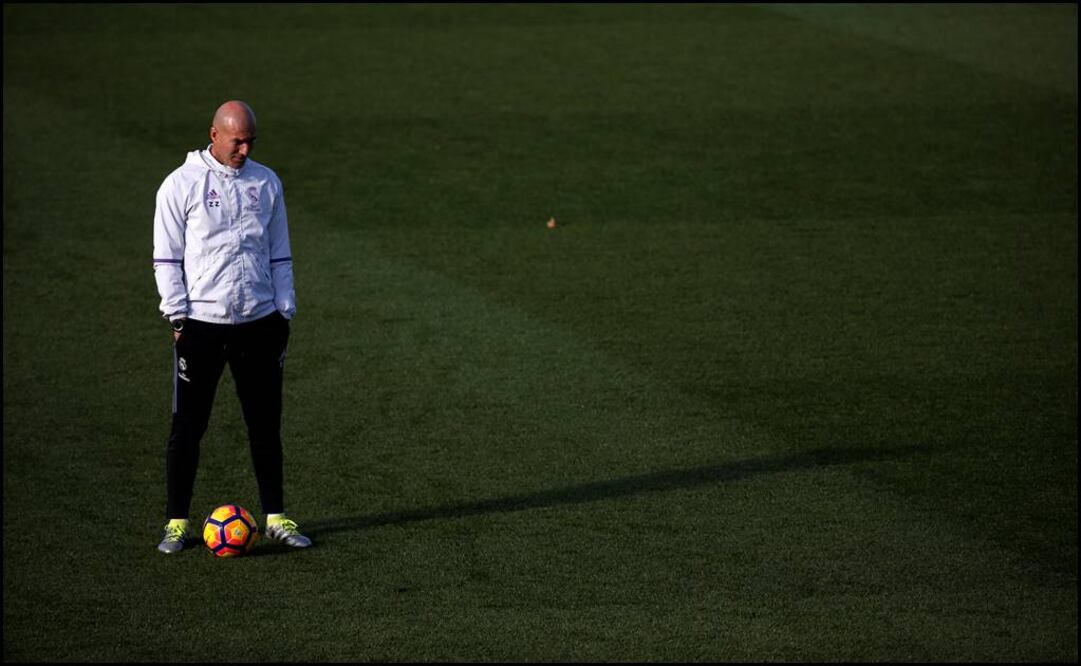 El estratega francés, Zinedine Zidane, en la práctica del Real Madrid. Foto: Reuters.