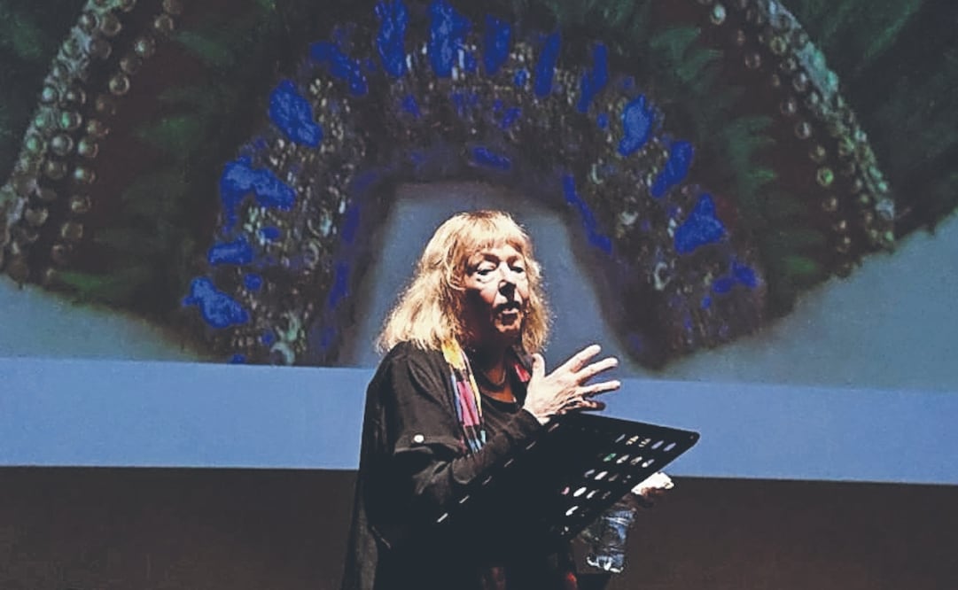 La neurocientífica Elaine Bearer, durante su charla “La música del universo y la danza de las neuronas”. Foto: Cultura UNAM