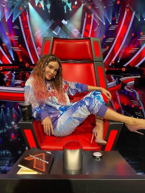 Belinda enamora con su look deportivo para la Voz Azteca