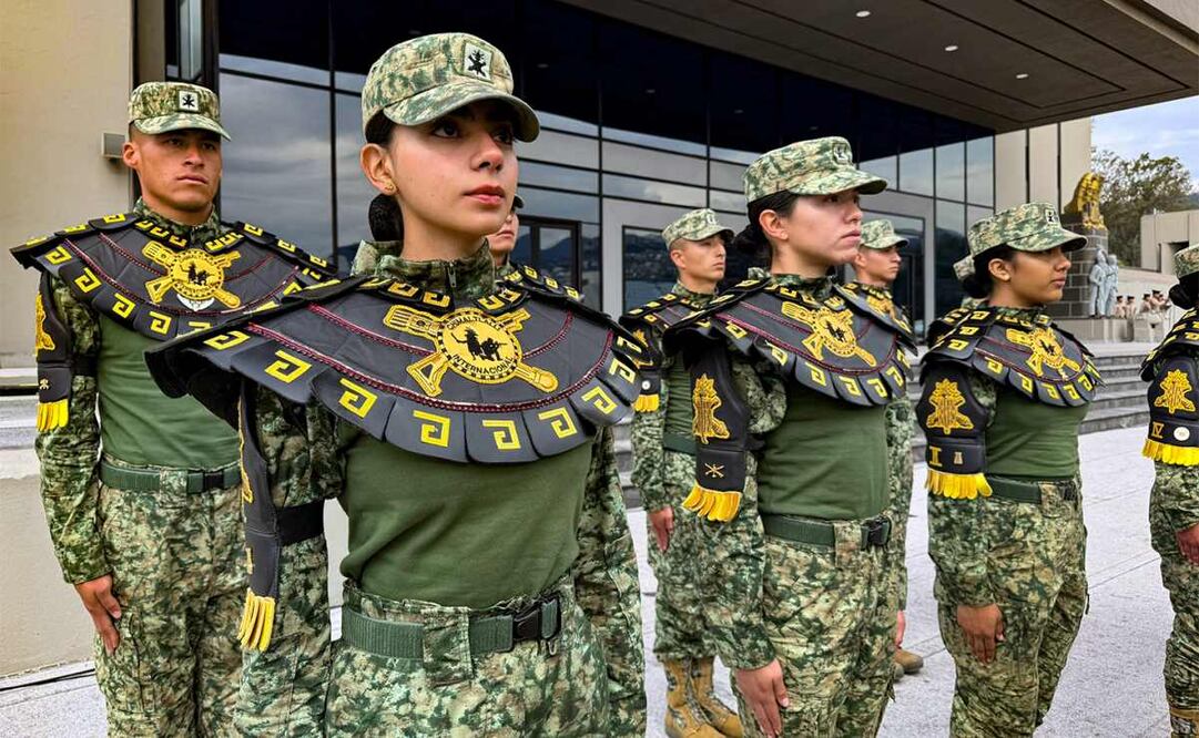 Estos son los uniformes que empleará la Compañía Chimaltlalli del Heroico Colegio Militar durante el desfile del 16 de septiembre. Foto: Tomada de la cuenta de X de @Defensamx1.