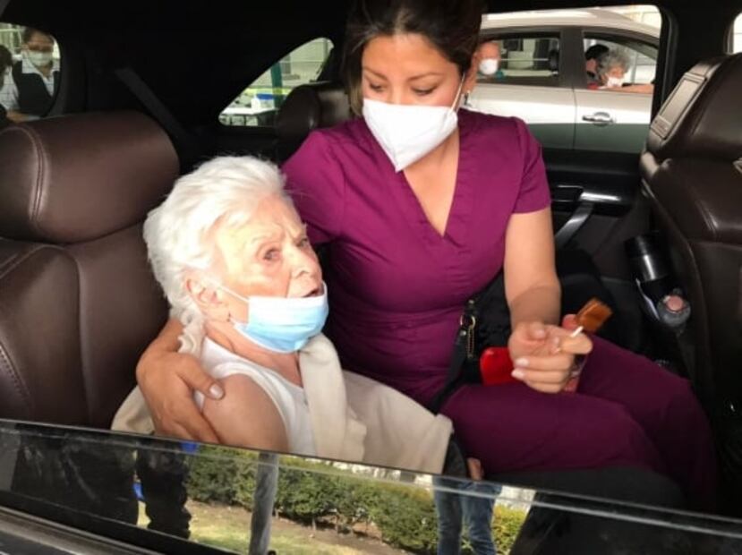 “Por fin podré abrazar a mis nietos”, dice doña Laura en centro de vacunación Móvil de Huixquilucan
