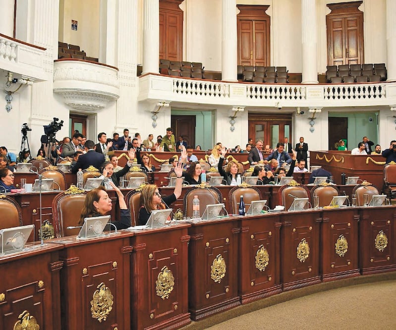 Los inconformes también acusaron que Batres Guadarrama asiste a reuniones “que sólo requieren de la coordinación y vicecoordinación”. ESPECIAL