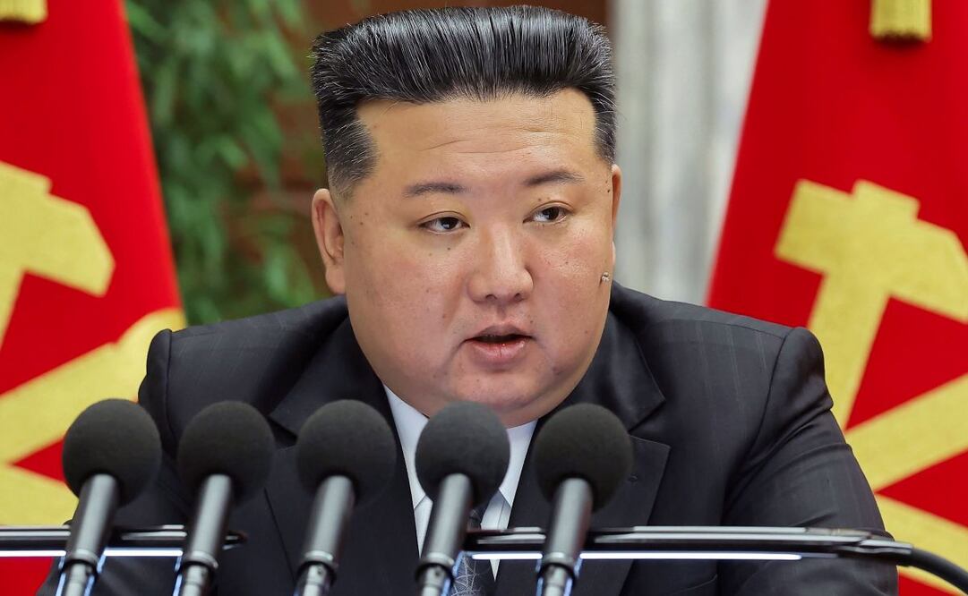 En esta imagen difundida por el gobierno de Corea del Norte, el mandatario norcoreano Kim Jong un pronuncia un discurso durante una reunión celebrada entre el 23 y el 27 de diciembre de 2024, en Pyongyang, Corea del Norte. Foto: AP