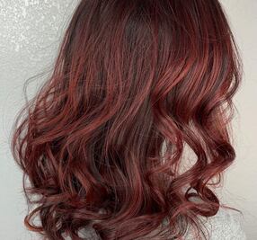 Cherry wine, el color de pelo del 2020 que conquista las melenas más atrevidas
