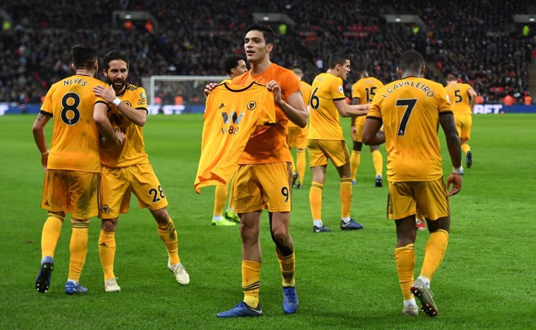 El mexicano Raúl Jiménez celebrando el triunfo de los Wolves ante el Tottenham. FOTO TOMADA DE TWITTER @Wolves
