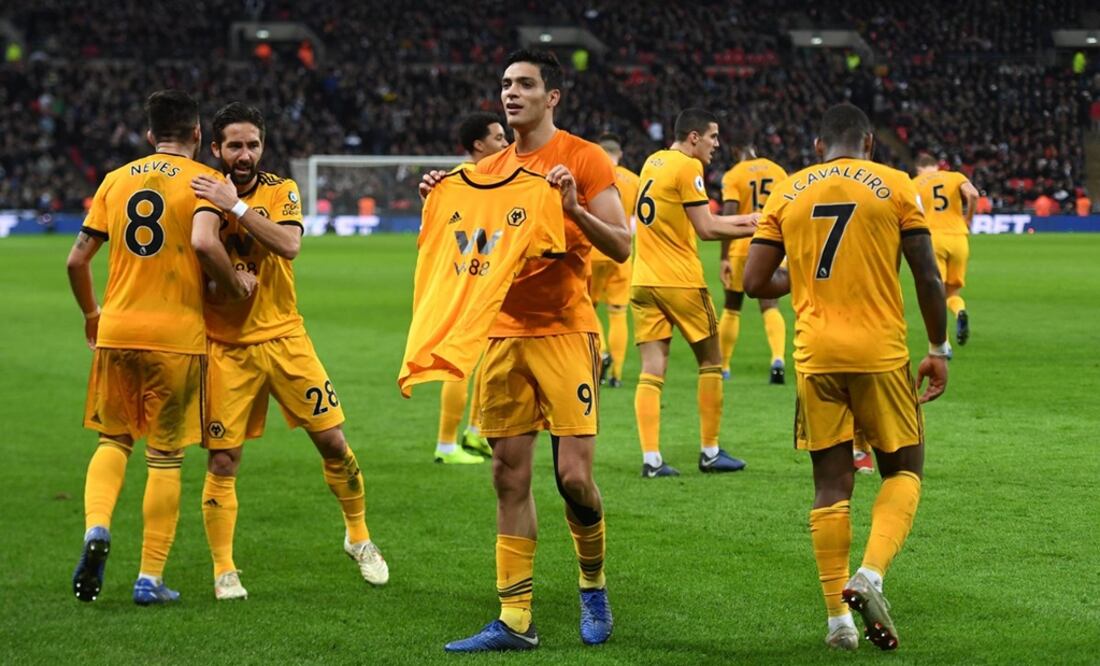 El mexicano Raúl Jiménez celebrando el triunfo de los Wolves ante el Tottenham. FOTO TOMADA DE TWITTER @Wolves