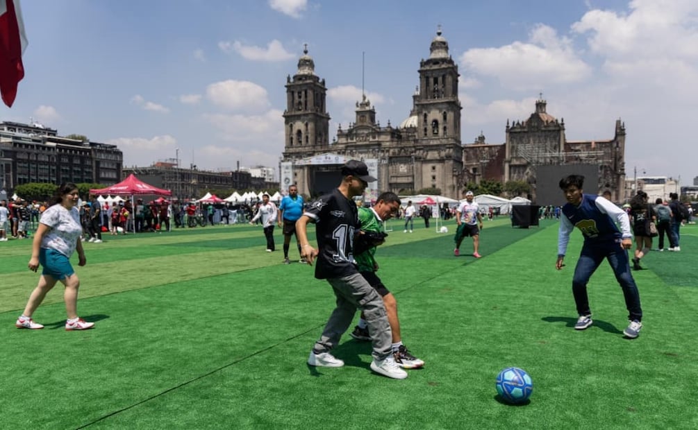 Zócalo se vuelve cancha gigante tras Récord Guinness de clase masiva de futbol; familias disfrutan “cascaritas” bajo el sol. Foto: Hugo Salvador