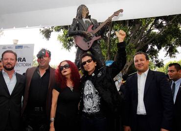 Develan estatua de Alex Lora en Puebla