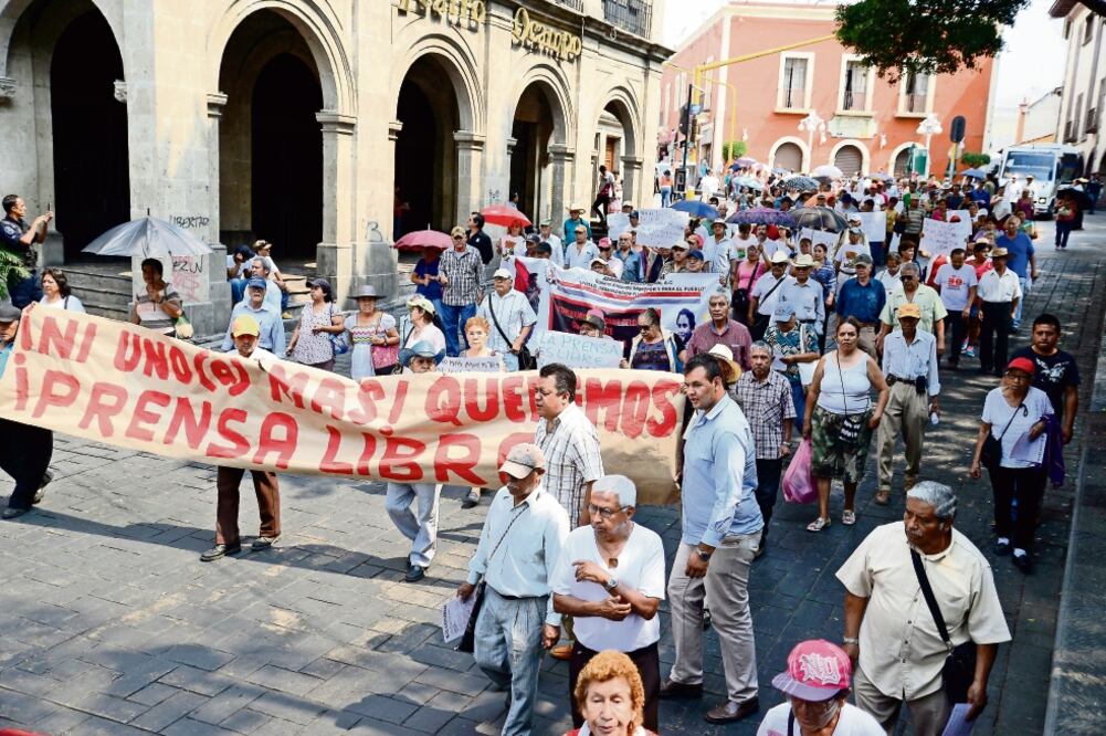 En Cuernavaca, ONG y defensores de derechos humanos marcharon en apoyo a los periodistas de Morelos y del país en general. (TONY RIVERA. EL UNIVERSAL)