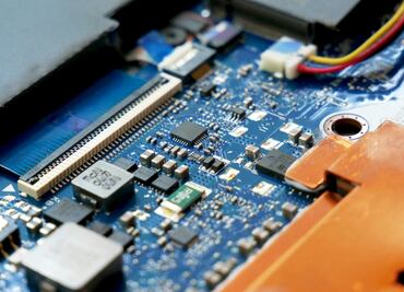 Intel y TSMC acuerdan formar filial para fabricación de semiconductores; empresa asiática invertirá 100 mil mdd en EU, reportan medios