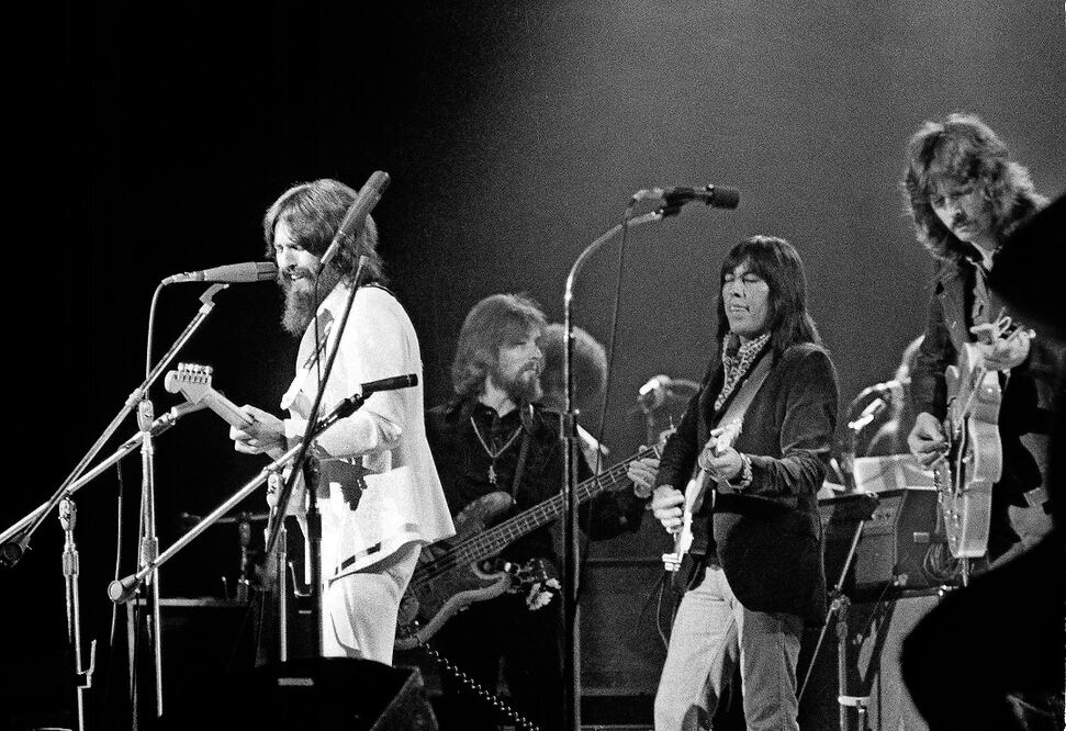 Los músicos George Harrison, Jesse Ed Davis, Klaus Voormann y Eric Clapton, en el concierto para Bangladesh, en el Madison Square Garden de Nueva York, en 1971.