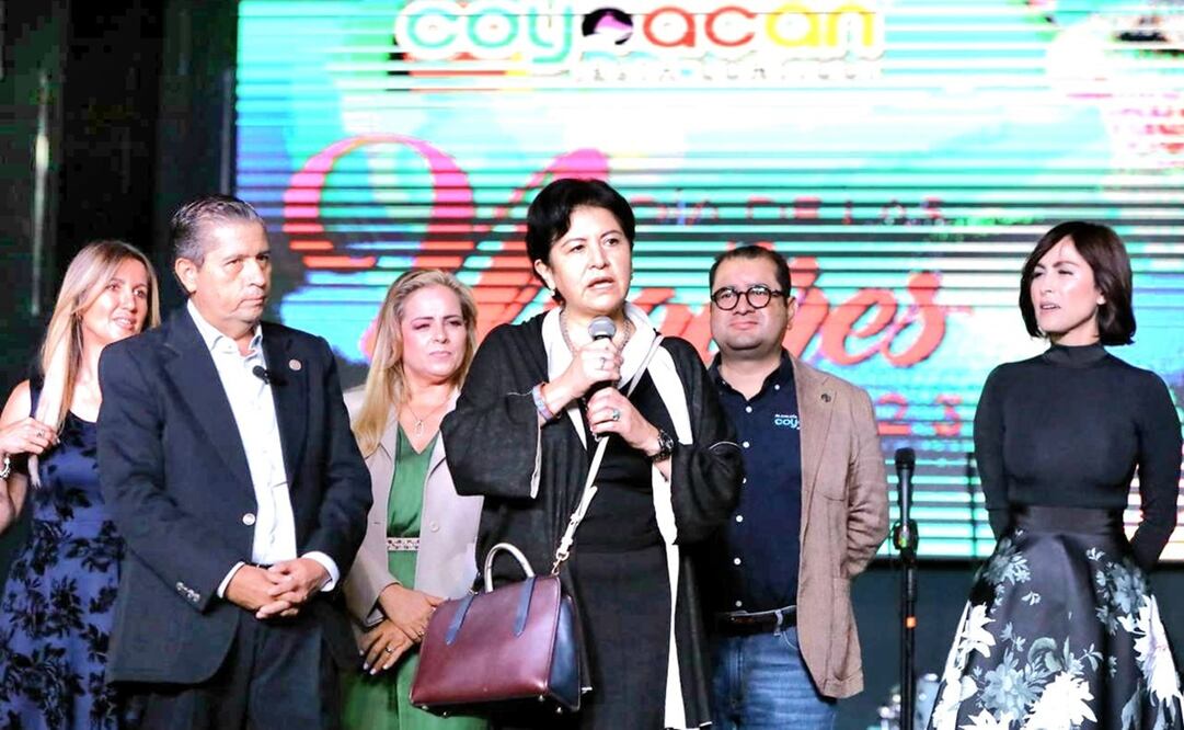 El alcalde de Coyoacán, Giovani Gutiérrez, felicitó a la directora general de Cultura de la demarcación, Hilda Trujillo Soto. Foto: Especial