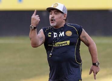 Entre exceso de seguridad llega Maradona a Oaxaca