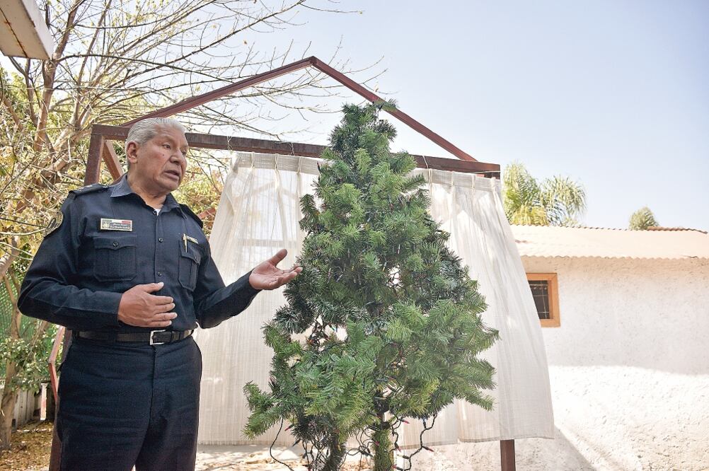 Raúl Esquivel, jefe de los bomberos, con una demostración explicó lo fácil que se extiende un incendio provocado por sobrecargar los enchufes (ALONSO ROMERO. EL UNIVERSAL)