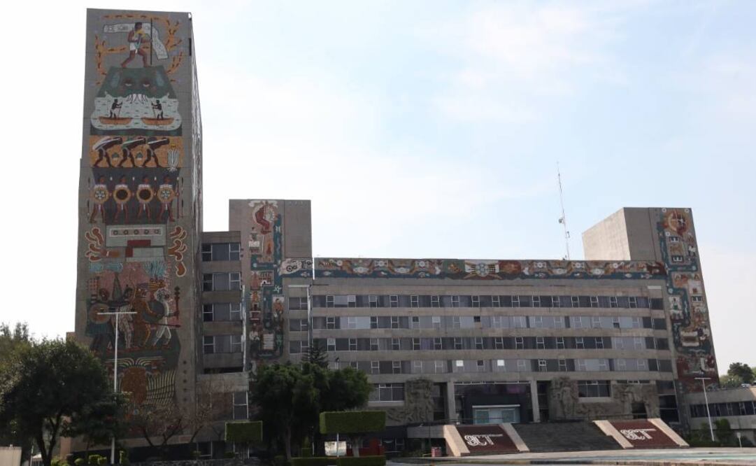 La Secretaría de Comunicaciones y Transportes anunció el retiro de 13 murales y dos piezas escultóricas que se exhiben en el exterior de su sede, inhabitable desde el sismo del 19 de septiembre de 2017.   FOTO: ARIEL OJEDA / EL UNIVERSAL