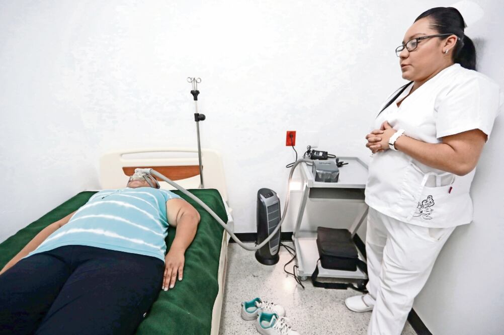 Olga, de 42 años (izq.), acudió a la Clínica de Sueño del Hospital General regional Número 1 del Instituto Mexicano del Seguro Social para atenderse la apnea de sueño que padece y que está relacionada con su obesidad (ALEJANDRO ACOSTA. EL UNIVERSAL)