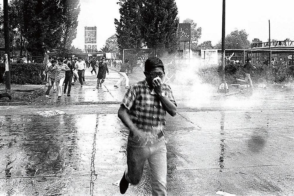 El ataque a los estudiantes concentrados en la Plaza de las Tres Culturas dio inició con la señal de bengalas en el cielo, a la cual respondieron 10 francotiradores (ARCHIVO EL UNIVERSAL)