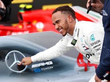 Hamilton renueva con Mercedes dos años más