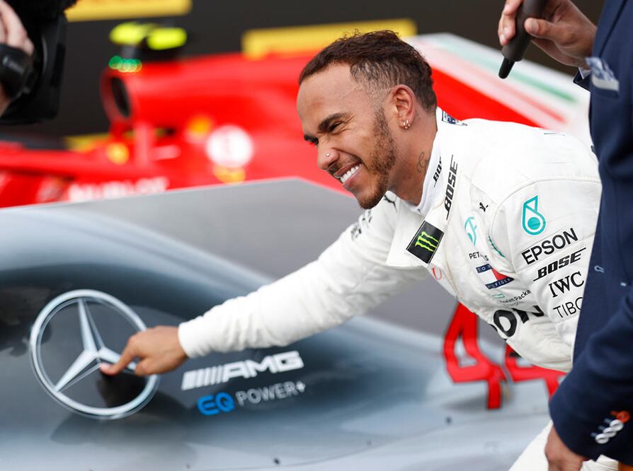 Hamilton renueva con Mercedes dos años más