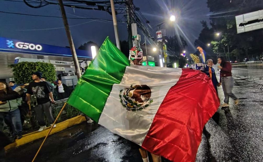 José Cruz, otro vecino de Santa Úrsula, llegó portando una máscara de luchador y una bandera de México. Foto: Arantxa Meave / EL UNIVERSAL