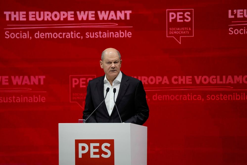 El canciller alemán Olaf Scholz pronuncia su discurso en el congreso del PSE tras la elección del principal candidato a las próximas elecciones europeas, Nicolas Schmit, en Roma, el 2 de marzo. Foto: AP