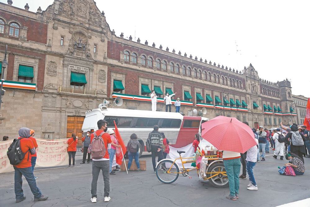 En el Zócalo protestaron para pedir al Ejecutivo que libere el dinero del Fondo de Infraestructura. ARCHIVO EL UNIVERSAL
