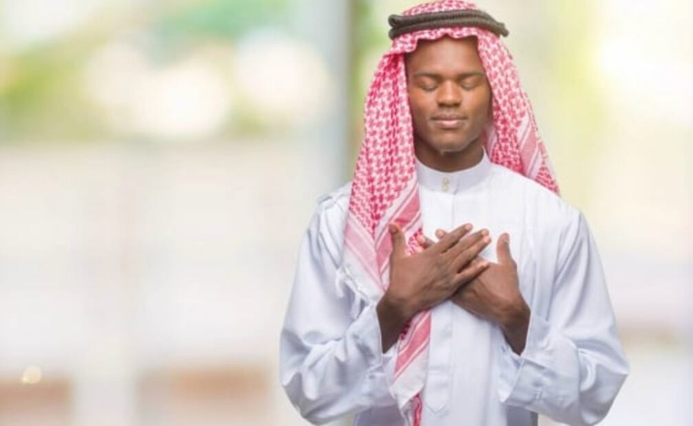 5 saludos sin contacto físico que son comunes en otros países y puedes imitar