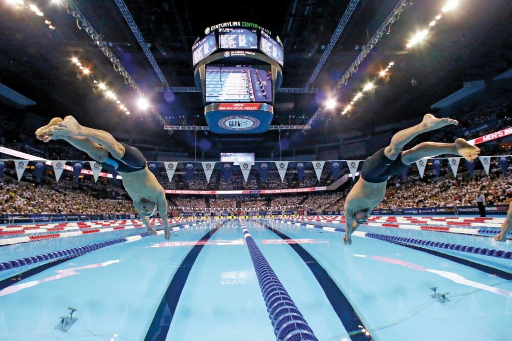 Ryan Lochte (der.) no puede quitarse el yugo de Phelps (izq.) (ROB SCHUMACHER. USA TODAY SPORTS)