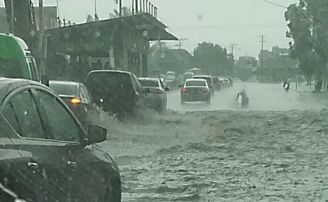 En el municipio de Ecatepec, la Avenida Nacional, a la altura de Venta de Carpio, presentó anegaciones. Foto: Especial