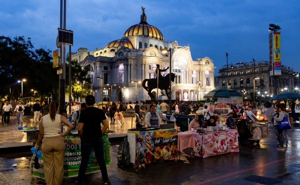 Comerciantes continúan protestando en la Avenida Juárez, en donde instalaron sus puestos de comida, bebidas, ropa, y más mercancía. | Foto: Hugo Salvador/El Universal.