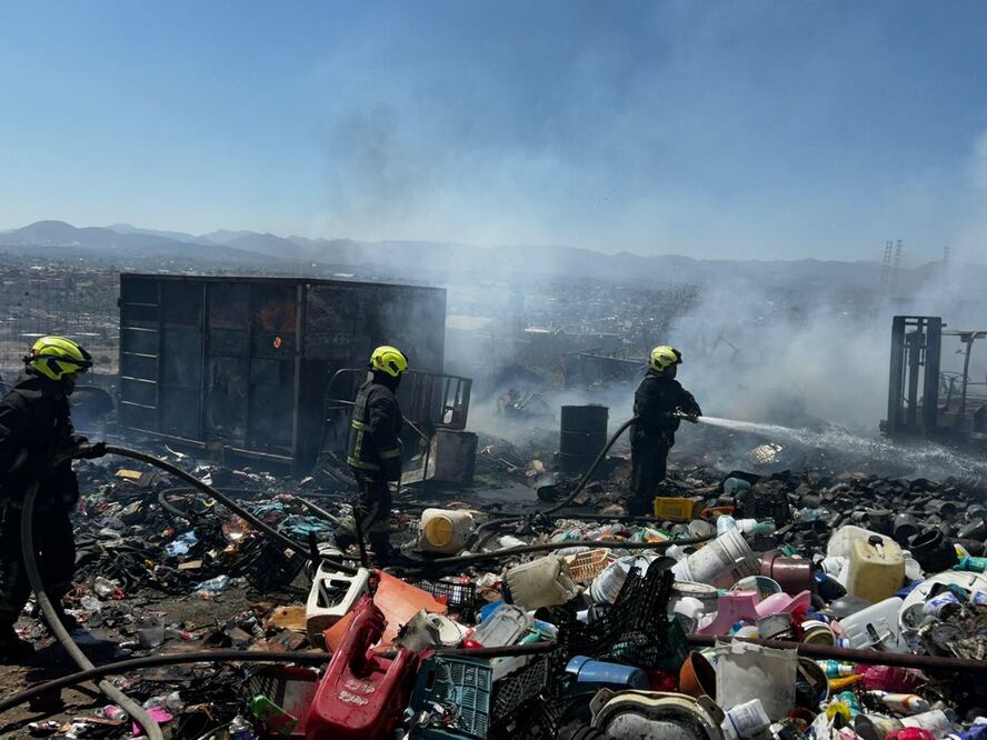 Dentro del terreno se observan montículos de desechos plásticos, en donde los vehículos de bomberos lograron entrar para apagar el fuego. Foto: Especial