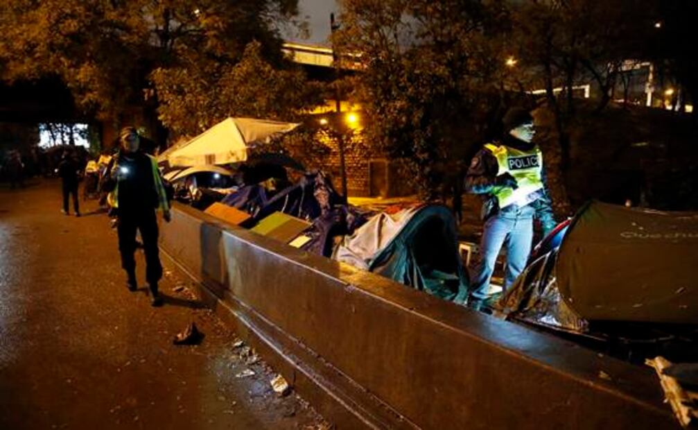 Policía desaloja dos campamentos de migrantes en Francia