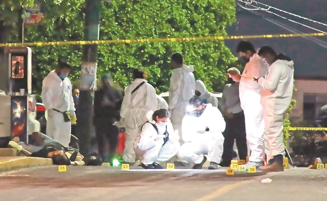 Sobre la calle Lázaro Cárdenas quedaron los muertos. Peritos recabaron evidencia de la masacre. Fotos: MARGARITO PÉREZ RETANA. CUARTOSCURO