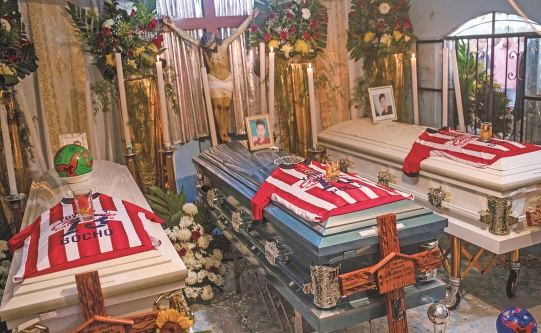 La familia y amigos de los primos Yovani, Jair y Misael los velaron ayer. Sobre sus féretros colocaron sus camisetas de futbol.