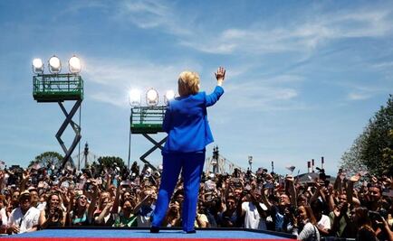 Clinton makes history, wins U.S. Democrats' White House nomination