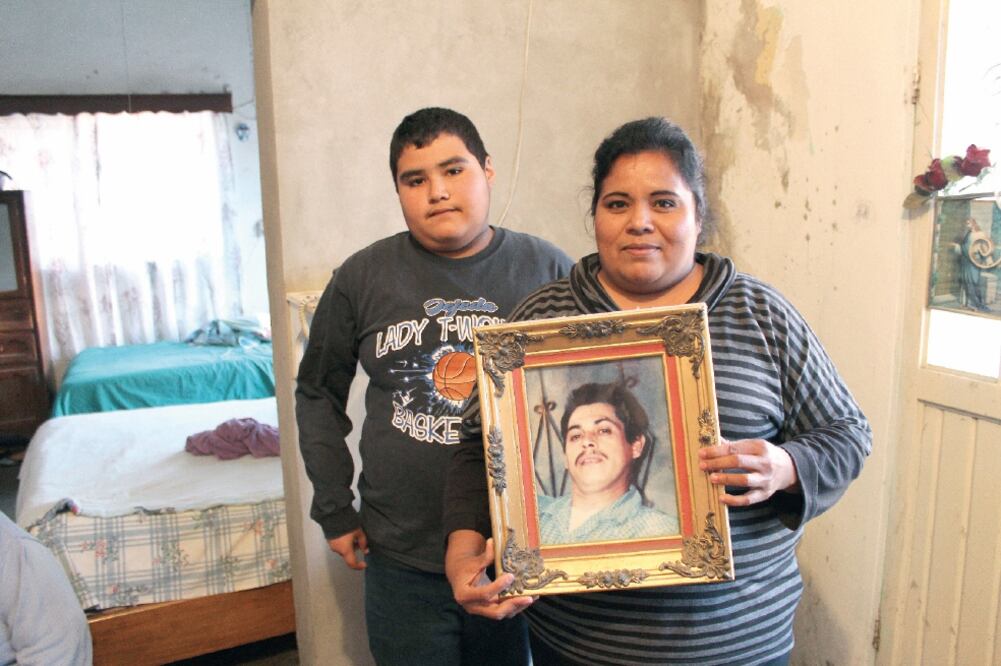 Daniel, a espaldas de su madre, tenía año y medio cuando su papá falleció. Él, al igual que otros huérfanos, conoció a su padre a través de fotos y anécdotas (FRANCISCO RODRÍGUEZ)