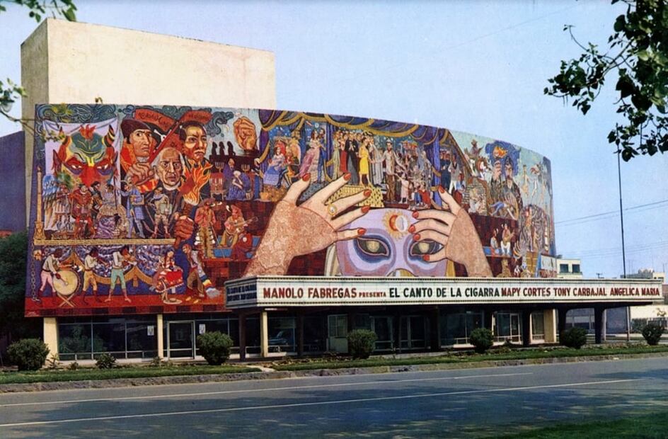 Una toma de la Avenida de los Insurgentes Sur y el Teatro de los Insurgentes, que anuncia la obra "El canto de la cigarra", con Manolo Fábregas, Angélica María, Mapy Cortés y Tony Carbajal, en 1960. Este inmueble fue construido por Alejandro Prieto en 1952, y destaca por el mural "Historia del teatro en México", que Diego Rivera realizó en la fachada. Durante los Juegos de 1968 fue sede de las competencias de levantamiento de pesas.