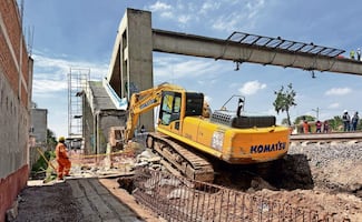 Derriban puente  para construcción de tren