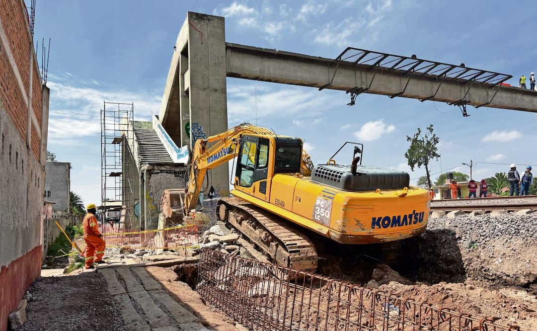Personal de la Secretaría de Infraestructura, Comunicaciones y Transportes llegó con maquinaria para demoler el puente peatonal.