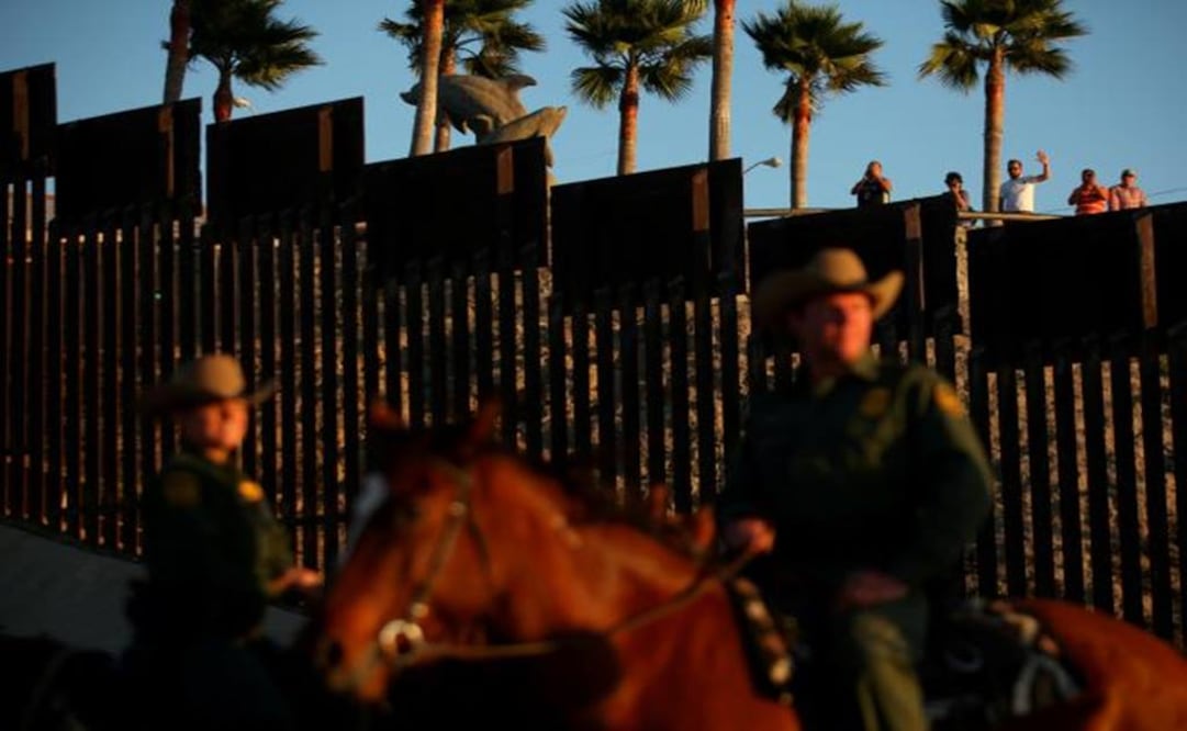 U.S. Border Patrol agents patrolling the U.S.-Mexico border fence near San Diego, California - Photo: Reuters/file  