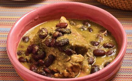 Receta de costillas de cerdo en salsa verde con ayocotes fácil y rápida