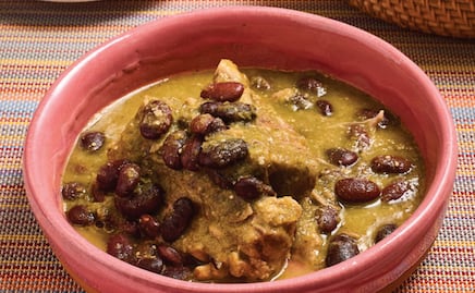 Receta de costillas de cerdo en salsa verde con ayocotes fácil y rápida