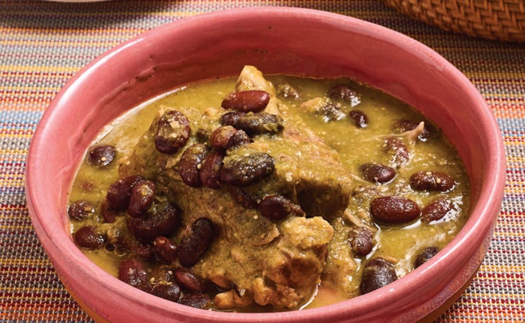 Costillitas en salsa verde con ayocotes. Foto: captura de pantalla de la Revista del Consumidor, edición marzo 2025