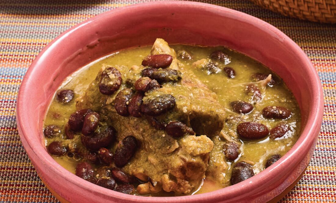 Costillitas en salsa verde con ayocotes. Foto: captura de pantalla de la Revista del Consumidor, edición marzo 2025